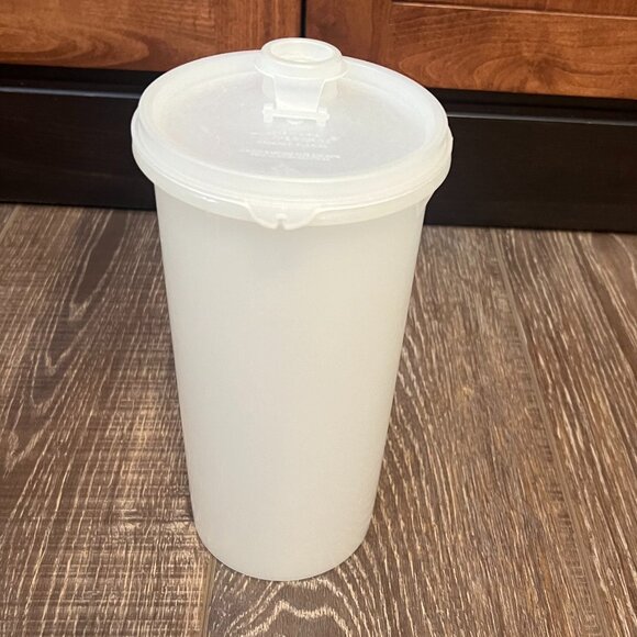 Tupperware Juice Container with Lid - Picture 2 of 11